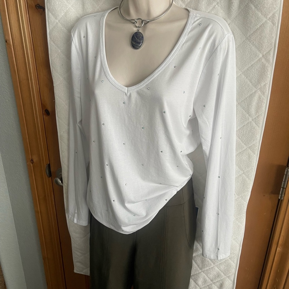New BumbleBella Jill Martin White Long Sleeve Top with Subtle Accents